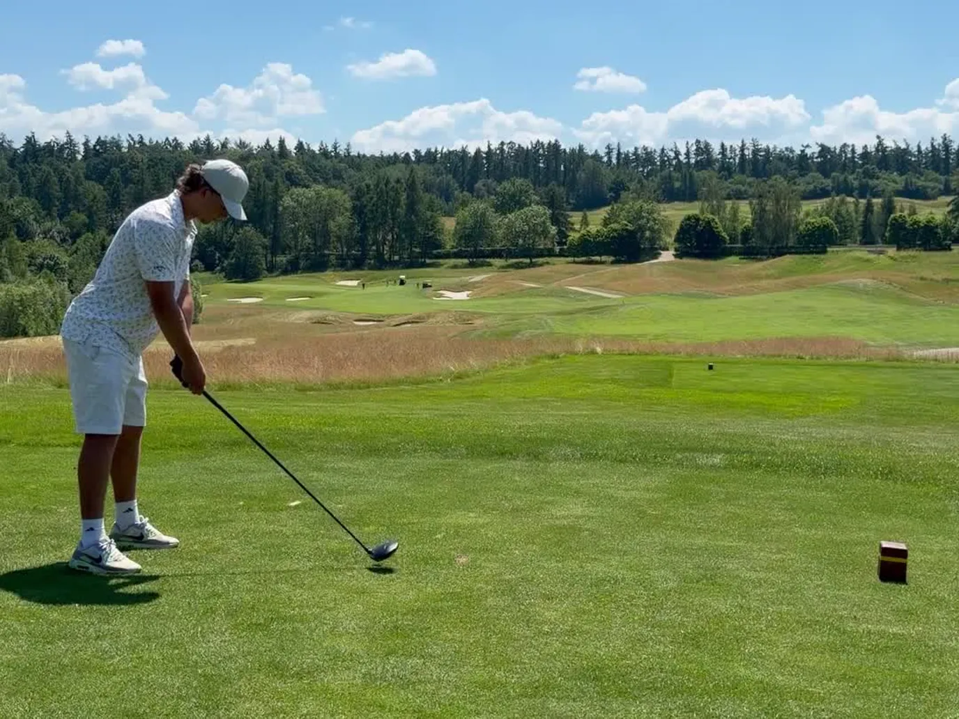 Atmosférický záběr golfového hřiště