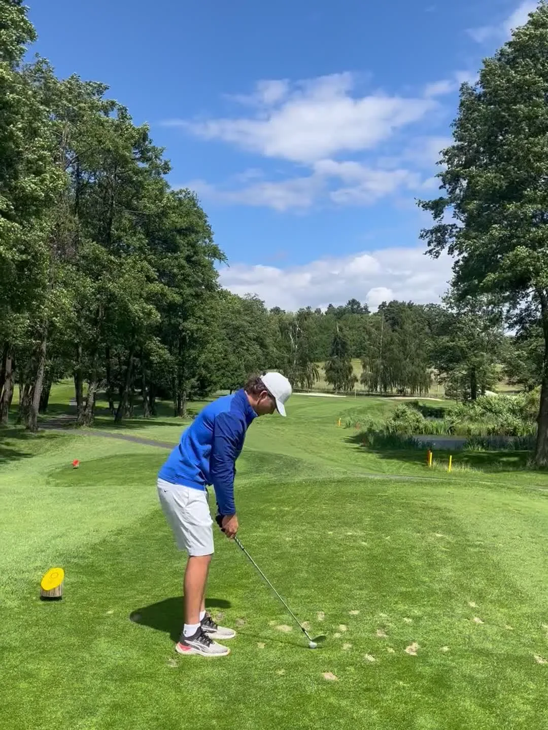 Atmosférický záběr golfového hřiště